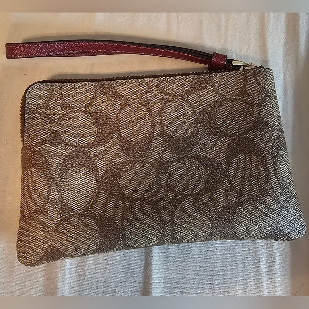 Coach Metallic Cherry and Signature Monogramm Crossgrain Leather Wristlet NWOT - Picture 2 of 12